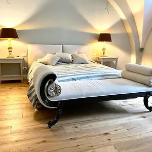 Accademia Newly Renovated Ancient Abbey Apartment